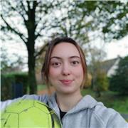 Bonjour ! 
Je m'appelle Léna et je suis étudiante à Sciences Po. J'aime beaucoup enseigner, particulièrement les langues, le français ainsi que les mathématiques. Mais je peux aussi enseigner les autres matières qu l'on peut retrouver au lycée